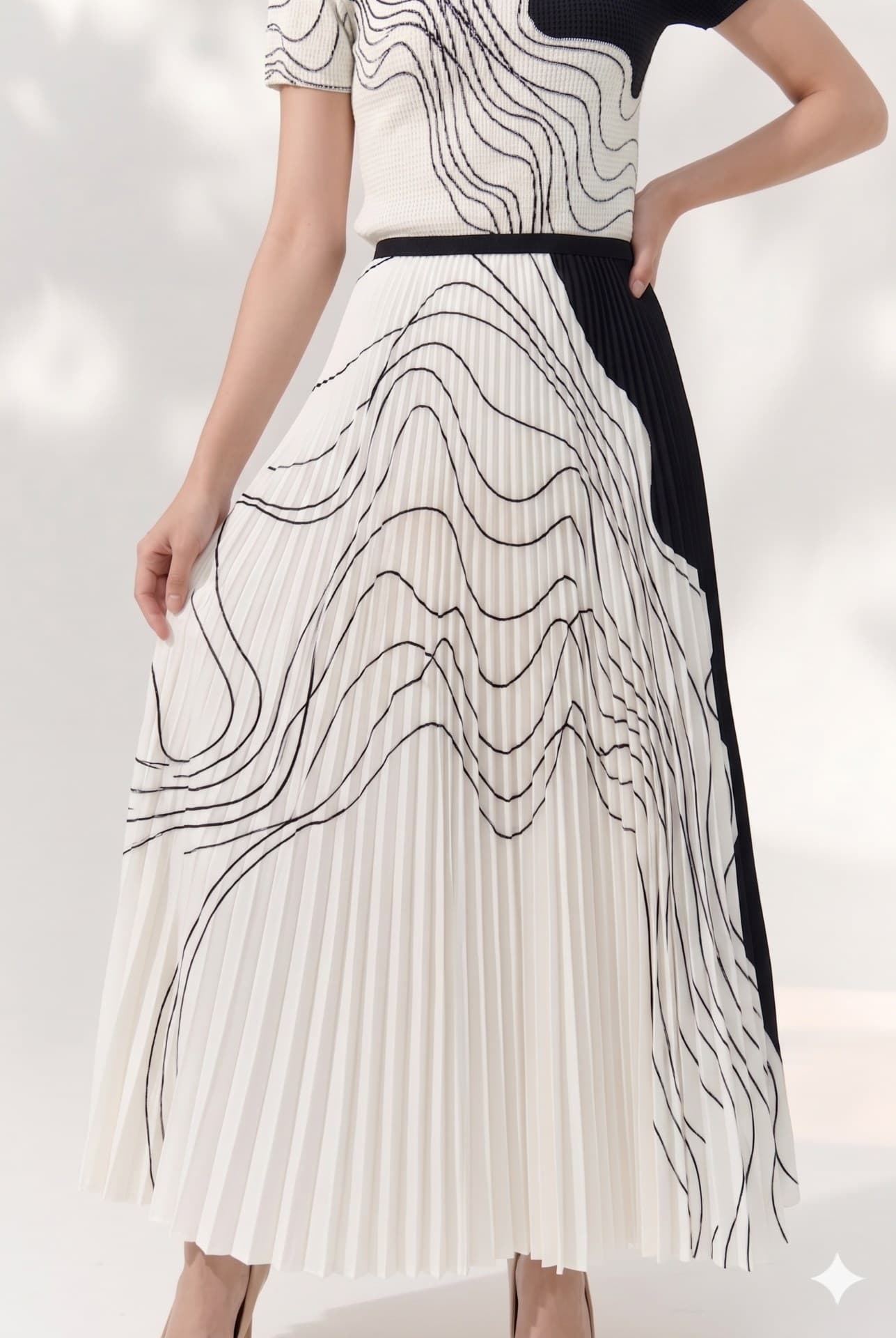 Elegant Black & White Contour Line Pleated Skirt